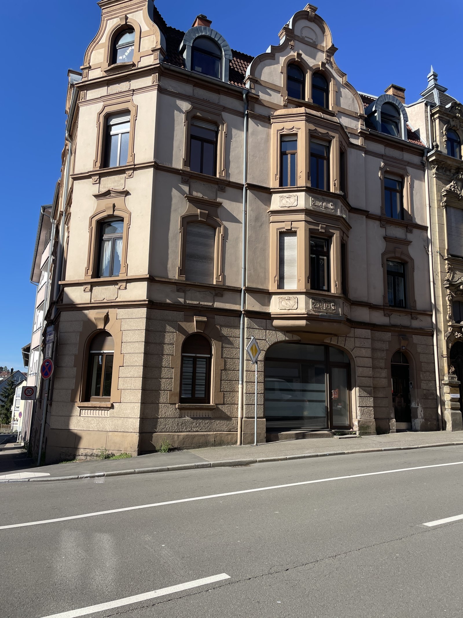 Altbauliebe!! 3 Zimmer, Küche und Bad Erdgeschoß-Wohnung mit Balkon und Kamin Altbauliebe!! 3 Zimmer, Küche und Bad Erdgeschoß-Wohnung mit Balkon und Kamin