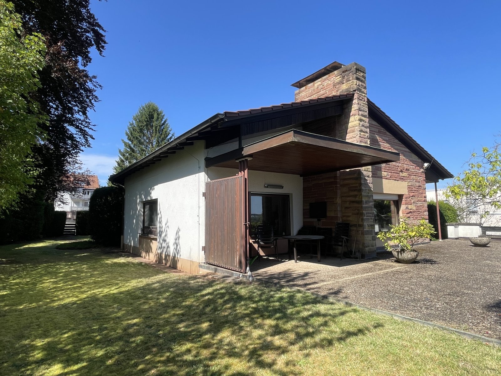 Bungalow mit großem Grundstück, Gästezimmern und Bar - mit Sanierungsbedarf Bungalow mit großem Grundstück, Gästezimmern und Bar - mit Sanierungsbedarf