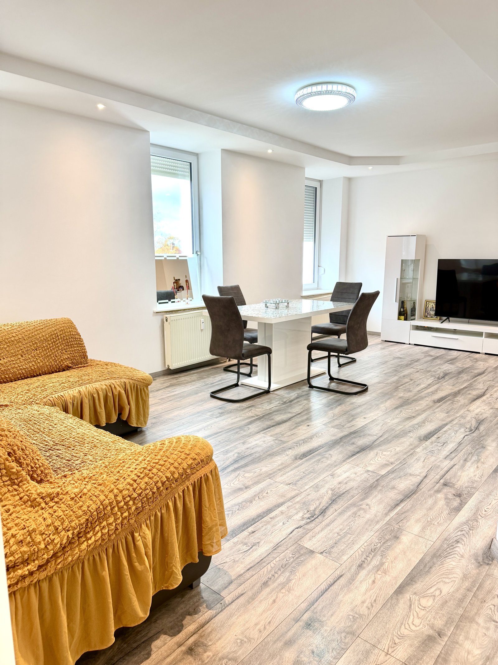 Renovierte 2 Zimmer Wohnung mit Kochnische, Badezimmer und Abstellraum Renovierte 2 Zimmer Wohnung mit Kochnische, Badezimmer und Abstellraum