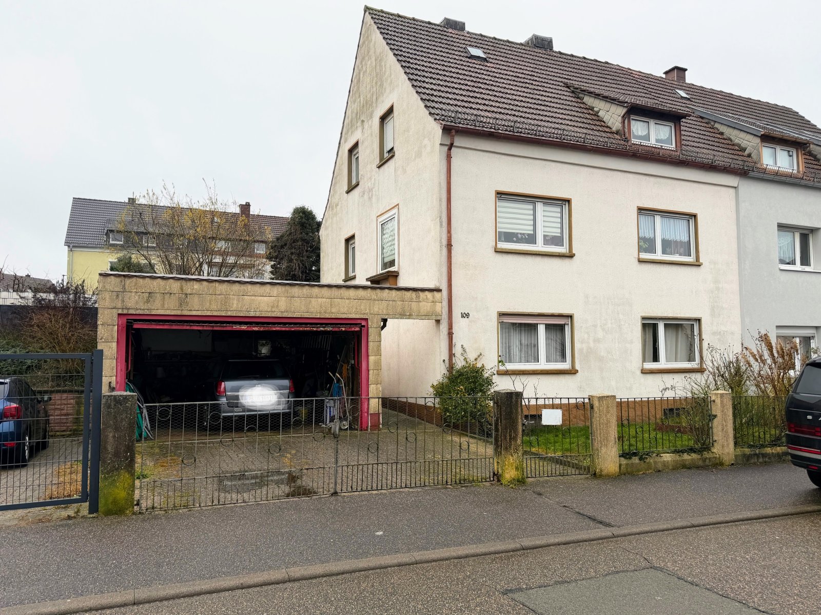 Gepflegtes Zwei- bis Dreifamilienhaus mit Ausbaupotential Gepflegtes Zwei- bis Dreifamilienhaus mit Ausbaupotential