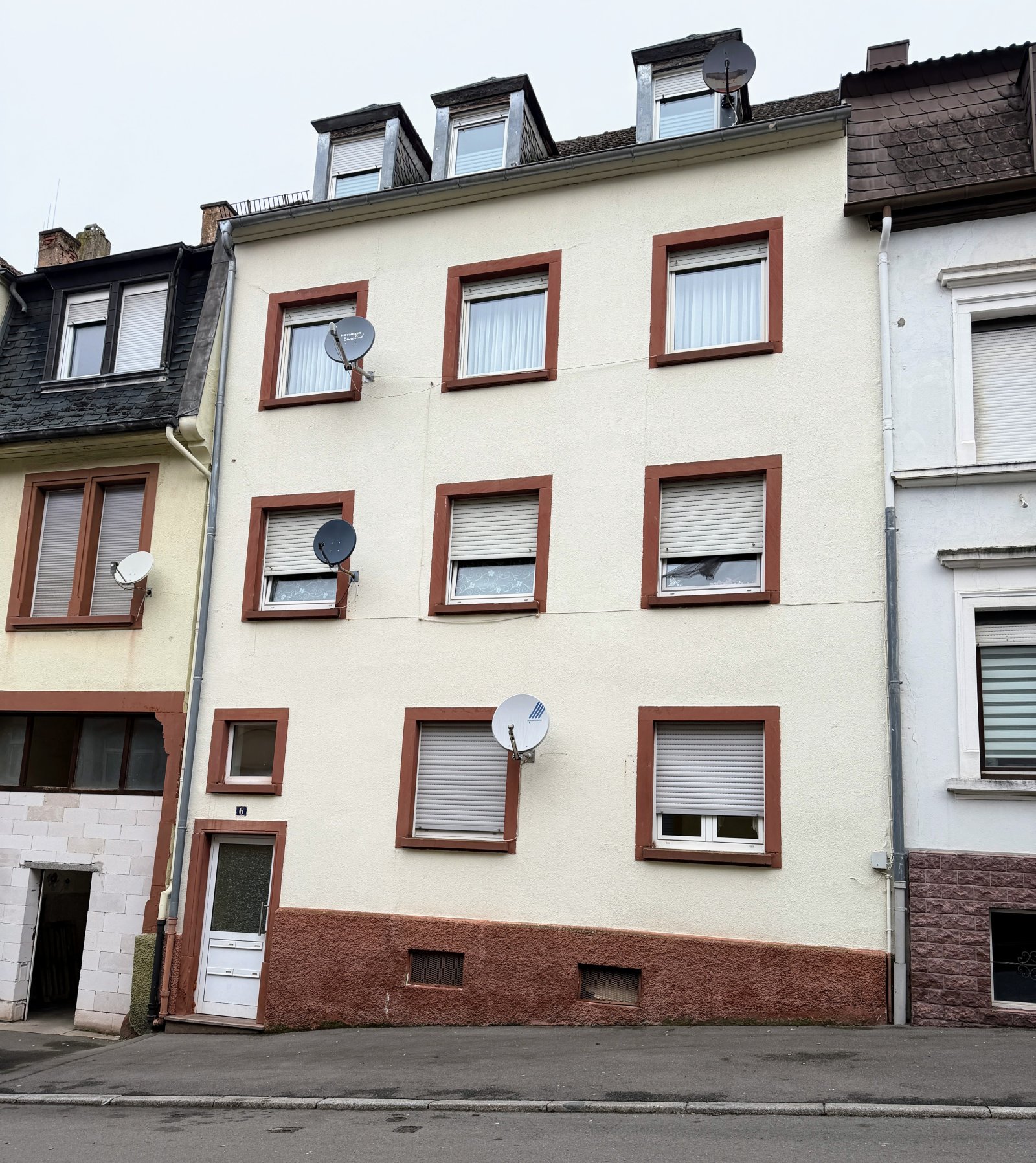 Solides und gepflegtes Mehrfamilienhaus mit 4 Wohneinheiten Solides und gepflegtes Mehrfamilienhaus mit 4 Wohneinheiten