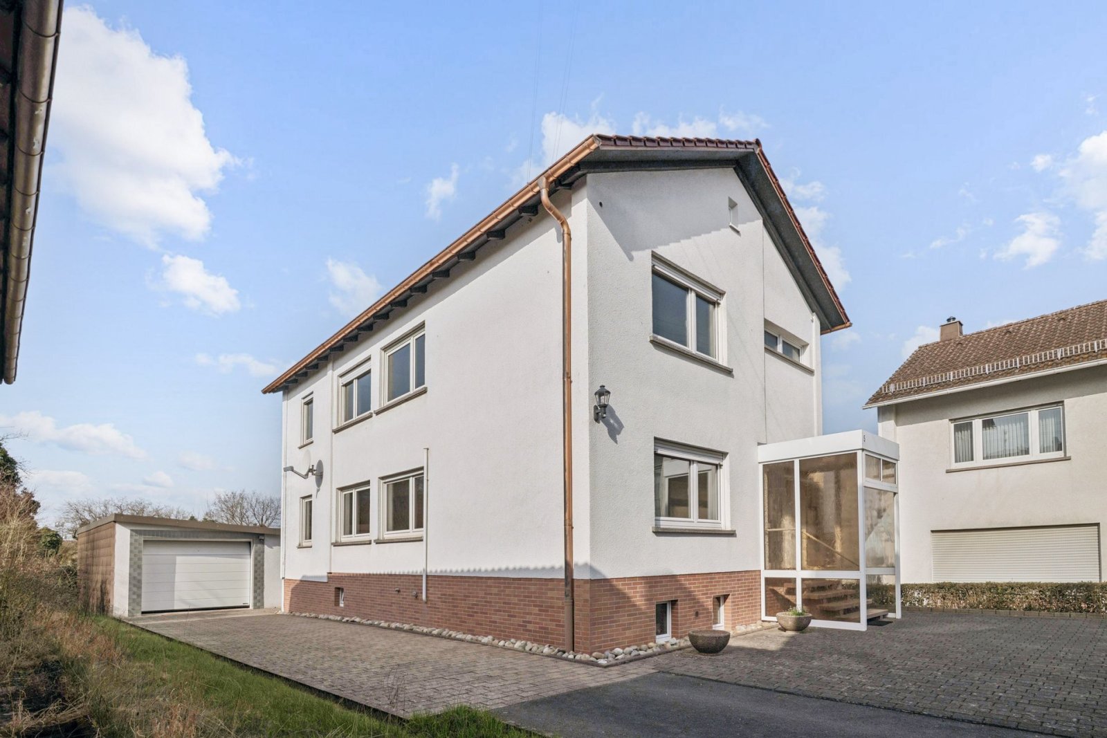 Gepflegtes Ein-/Zweifamilienhaus mit Doppelgarage in ruhiger Lage von Höheinöd Gepflegtes Ein-/Zweifamilienhaus mit Doppelgarage in ruhiger Lage von Höheinöd