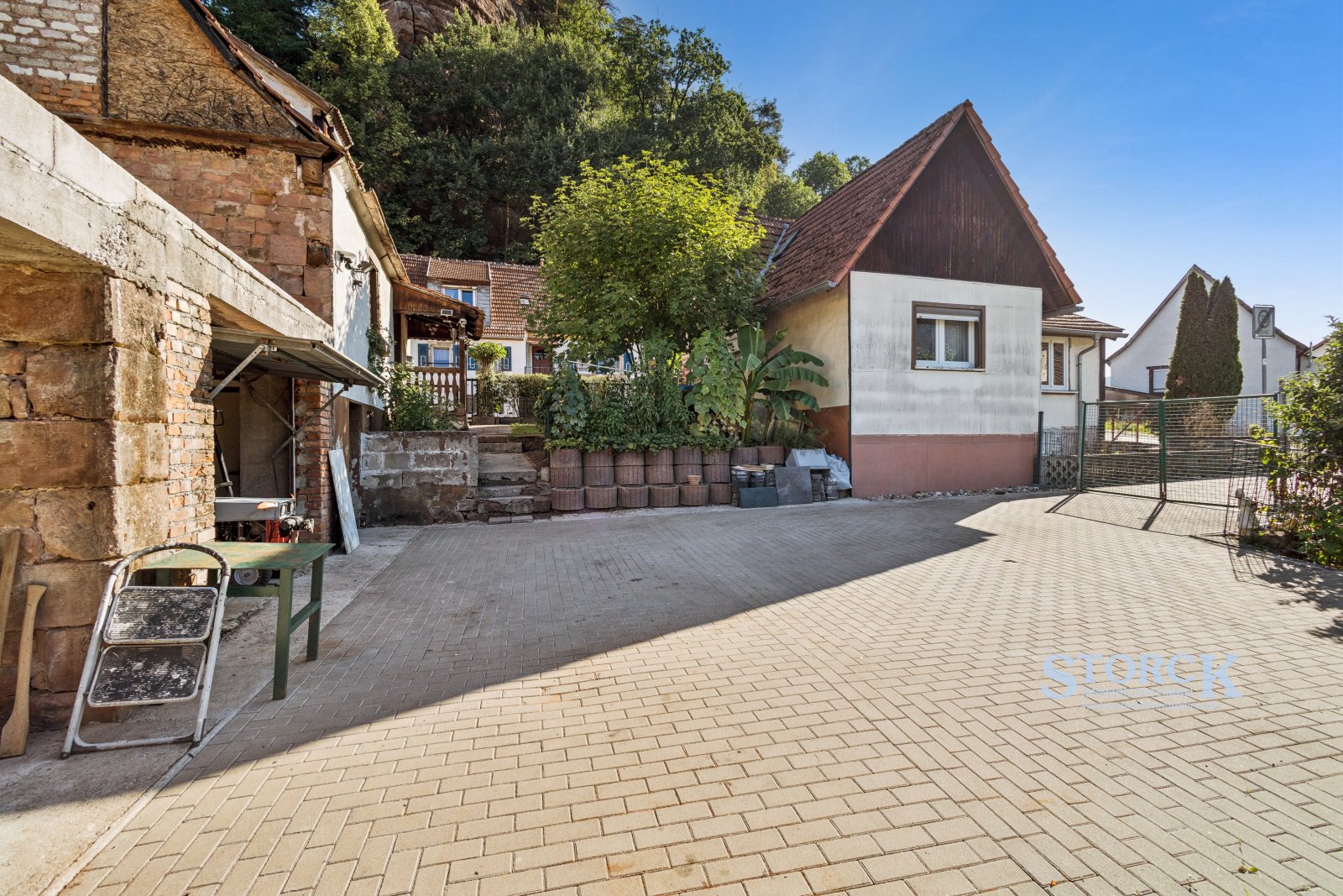 Kompaktes Wohnhaus mit großem Grundstück, zwei Garagen und viel Platz im Außenbereich Kompaktes Wohnhaus mit großem Grundstück, zwei Garagen und viel Platz im Außenbereich