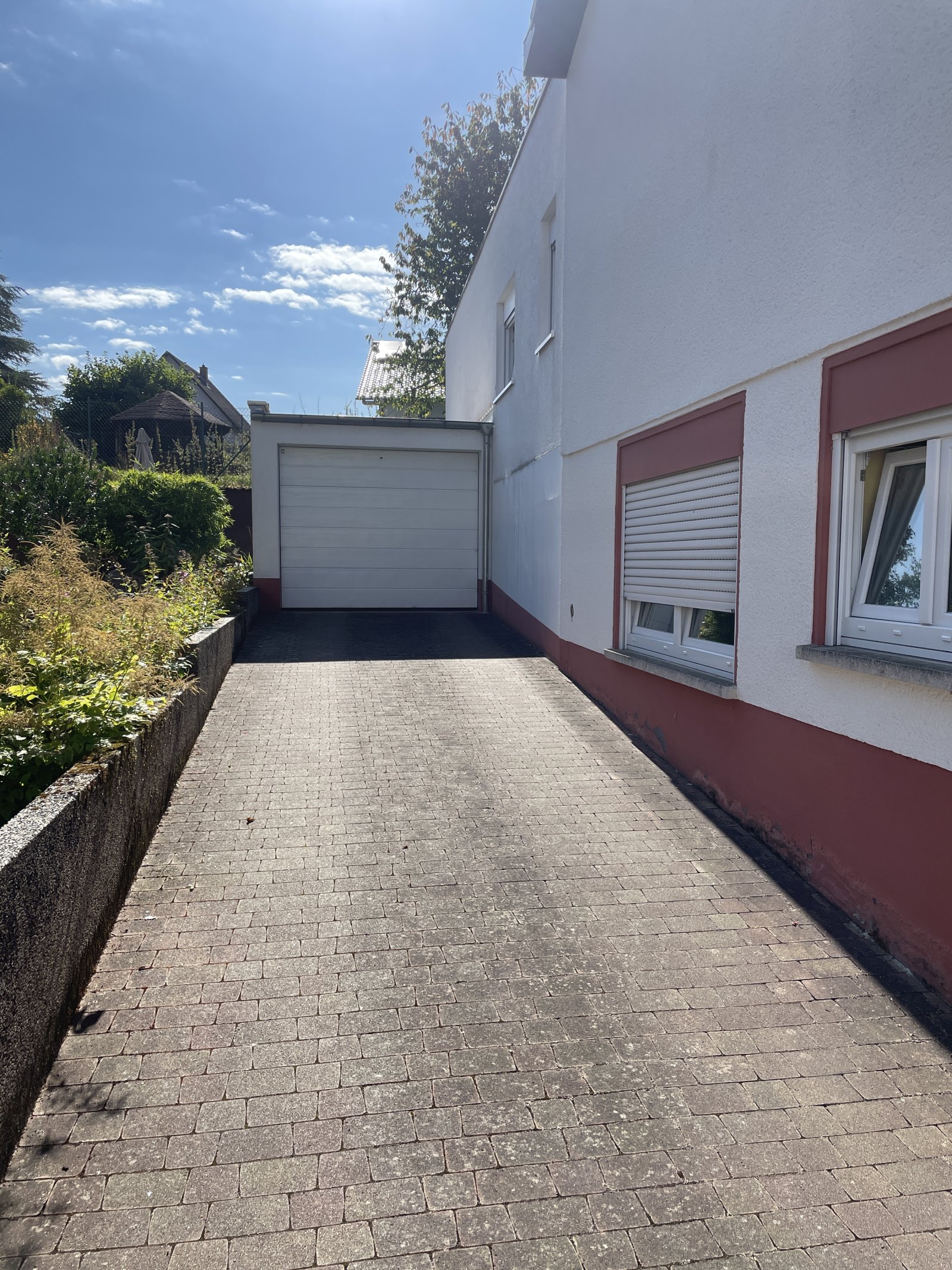 Einfahrt mit Garage