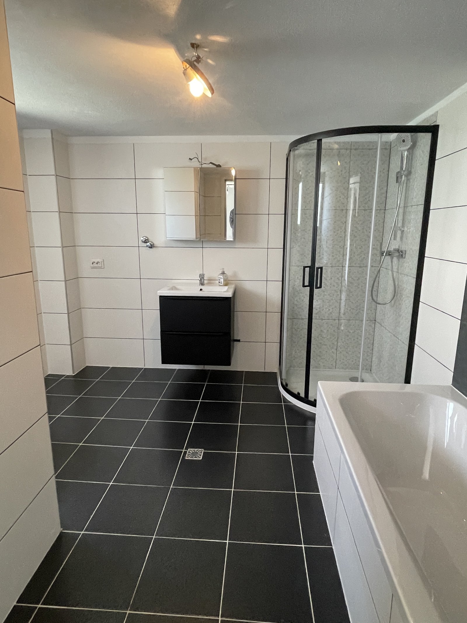 Einfamilienhaus in Rodalben: 4 Zimmer, Küche, 2 Bäder, kleiner Garten mit Hof Einfamilienhaus in Rodalben: 4 Zimmer, Küche, 2 Bäder, kleiner Garten mit Hof